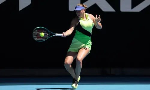Amanda Anisimova downs Wang to book Melbourne quarter-final with Pegula