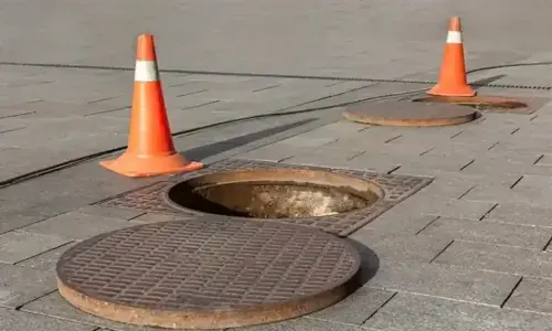 Manhole tragedy: Mother&rsquo;s body recovered; FIR registered