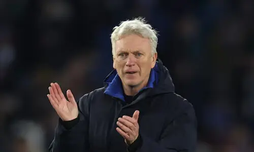 Everton&rsquo;s Moyes vows to celebrate again after yellow card for pitch invasion joy