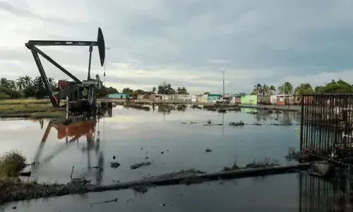 Oil pauses as investors eye US-Iran talks Oil pauses as investors eye US-Iran talks