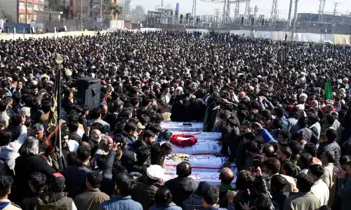 اسلام آباد خودکش حملے میں جاں بحق افراد کی تدفین، ہزاروں افراد کی شرکت