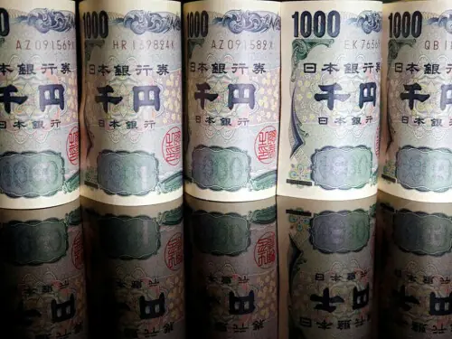 Yen strengthens as intervention risk trips up Takaichi trade