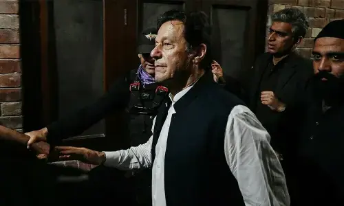 توشہ خانہ ٹرائل کیخلاف درخواست پر فیصلہ محفوظ، سپریم کورٹ کا عمران خان کی آنکھ کا معائنہ اور بچوں سے بات کرانے کا حکم