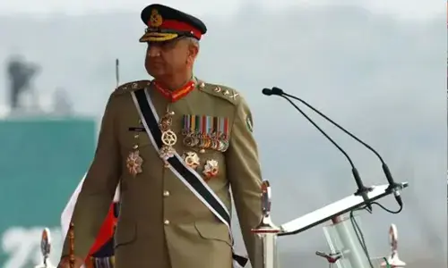 سابق فوجی سربراہ قمر جاوید باجوہ گھر میں گرنے کے باعث اسپتال منتقل، آئی ایس پی آر کی تصدیق