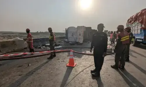 کراچی کے قریب آئل ٹینکر مسافر وین پر الٹ گیا، 12 افراد جاں بحق