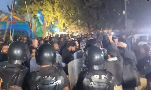 Several arrested after JI workers, police clash near Sindh Assembly