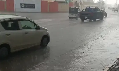 کراچی کے مختلف علاقوں میں بارش اور ژالہ باری، موسم خوشگوار ہو گیا