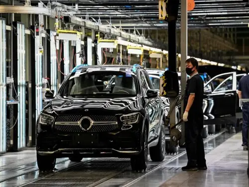 Foreign cars flow to Russia through China