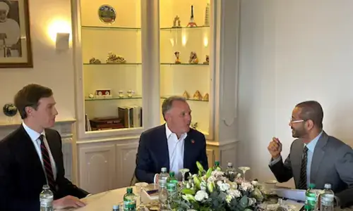 دہرے بحرانوں میں گھرے امریکی مندوبین کے مذاکرات، کامیابی کی امیدوں پر سوالیہ نشان