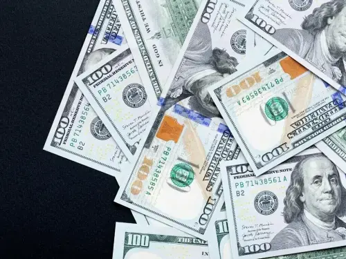 Dollar weakens as US tariffs struck down