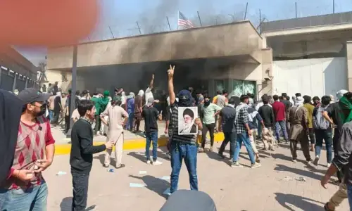 آیت اللہ علی خامنہ ای کی شھادت، کراچی میں مظاہرین کا امریکی قونصلیٹ پر حملہ