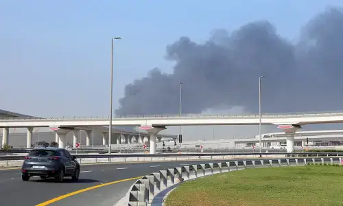دبئی اور دوحہ میں مسلسل دوسرے دن دھماکے، عمان کی دقم بندرگاہ کو بھی نشانہ بنایا گیا