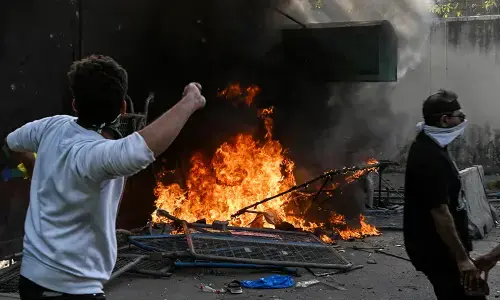 احتجاجی مظاہرے، امریکی سفارت خانے اور قونصل خانوں نے ویزا سروسز معطل کردی