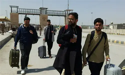 حملوں سے ہمارے پیروں تلے زمین نکل گئی، ایران سے واپس لوٹنے والے پاکستانیوں کی داستان