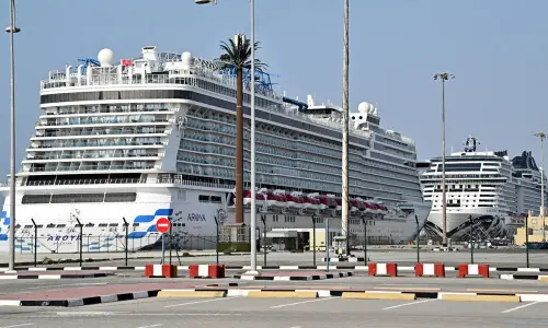 20,000 seafarers, 15,000 passengers stuck in Gulf: UN agency