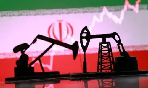 US crude jumps 10%, closing in on Brent&rsquo;s price as buyers seek barrels