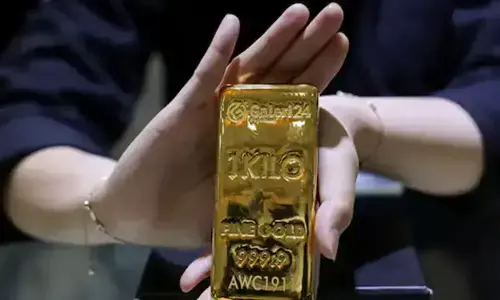 Gold gains on weaker dollar, easing inflation concerns