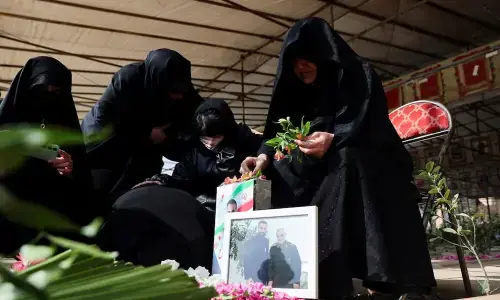 ٹرمپ کی حملے بڑھانے کی دھمکی، ایران کا ایک لیٹر تیل بھی نہ گزرنے دینے کا اعلان