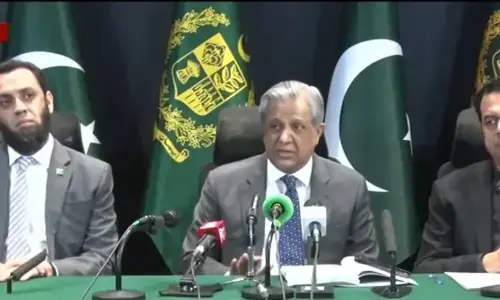 علاقائی صورتحال نازک، میڈیا خارجہ پالیسی پر بحث سے گریز کرے، اعظم نذیر تارڑ