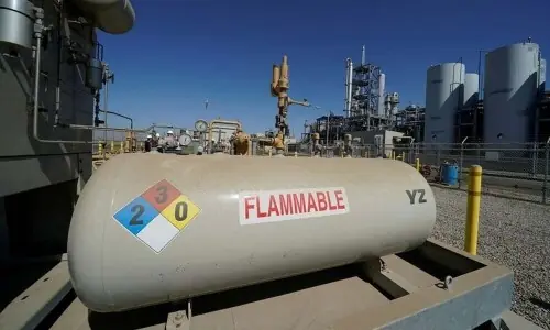 US natgas futures slip