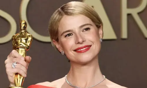 With Oscar race locked, actresses celebrate backstage anyway