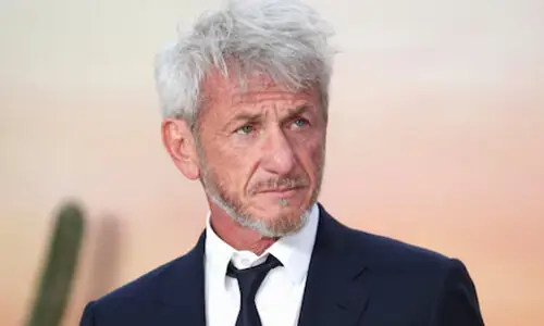 Oscar-winner Sean Penn skips ceremony, takes train to Ukraine