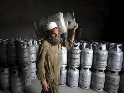 India: Cooking gas crunch hits home