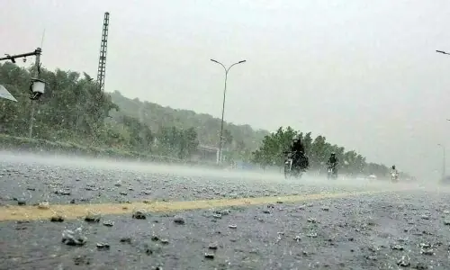 Rain, thunderstorms to continue in Karachi, says Met Office