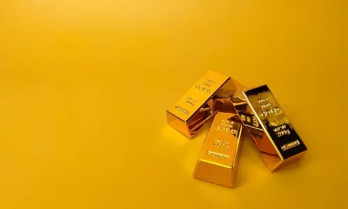 Gold price drops by Rs24,300 per tola in Pakistan