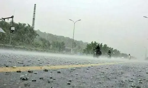 کراچی میں گرج چمک کے ساتھ بارش کا سلسلہ جاری رہنے کا امکان