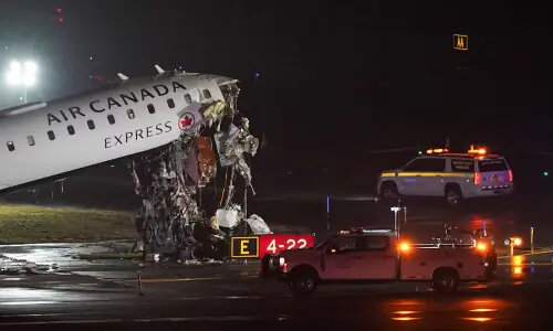 Air Canada Express jet hits ground vehicle, closing New York&rsquo;s LaGuardia airport