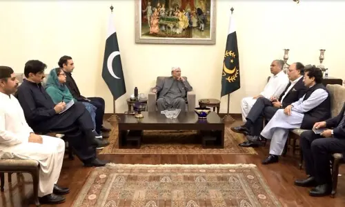 President Zardari meets top ministers to review national security, economic roadmap