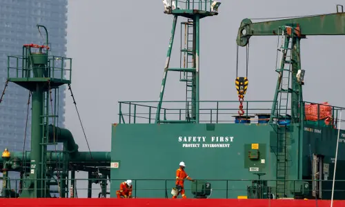 Japan govt considering intervening in crude futures market
