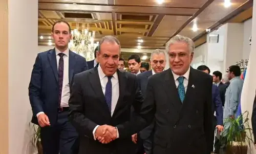اسحاق ڈار کی ہڈی میں ہیئر لائن فریکچر، بیٹے نے تصدیق کر دی