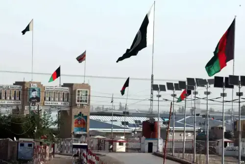 پاکستان اور افغانستان کے درمیان فائرنگ کا تبادلہ، اسلام آباد امریکہ ایران مذاکرات کی میزبانی کے لیے تیار