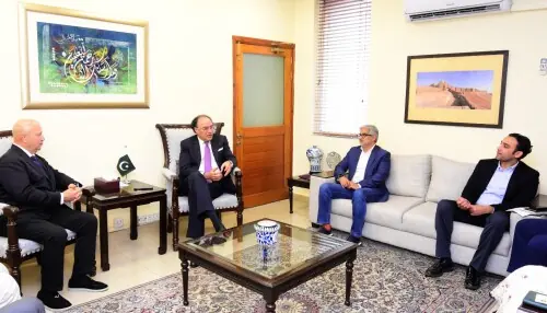 Telecom operator unveils $1bn investment plan in meeting with finance minister