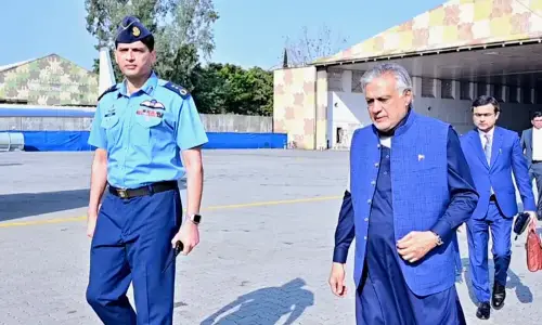نائب وزیراعظم اسحاق ڈار ایک روزہ دورے پر چین روانہ