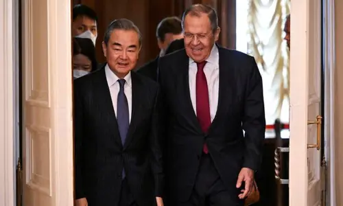 China FM tells Russia&rsquo;s Lavrov willing to work to &lsquo;de-escalate&rsquo; Mideast war