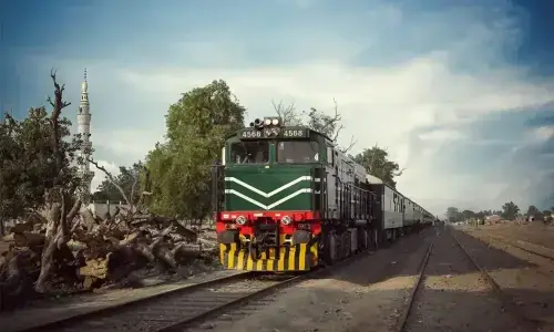 Key railway facilities in Karachi inspected: Improvement in passenger services, overall operational standards ordered