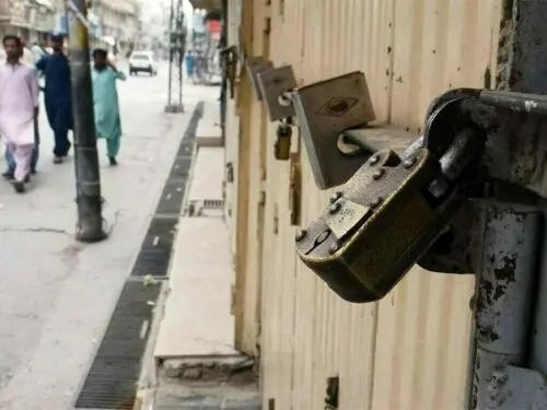 Violation of commercial timing regulations: Eight shop owners arrested