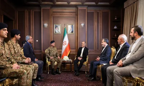 Field marshal meets Iran&rsquo;s top civil, military leaders