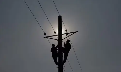 Pakistan power cuts double as hydro slump upends supply plans Pakistan power cuts double as hydro slump upends supply plans