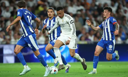 Real Madrid edge Alaves 2-1 to end winless run