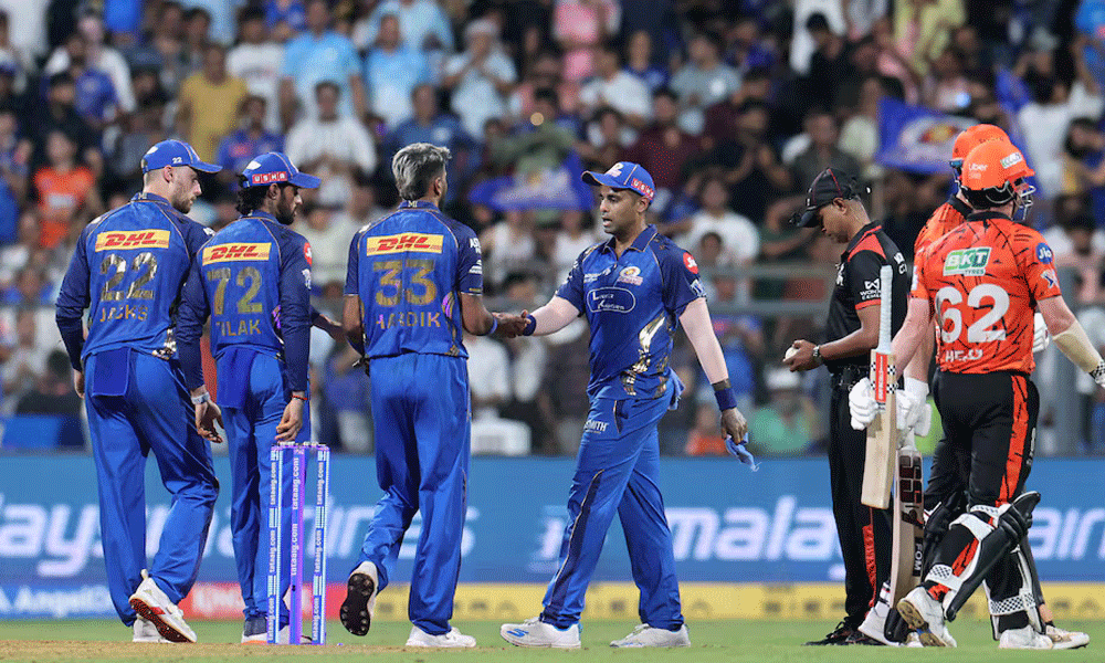 Hardik Pandya shields bowlers as Mumbai's struggles continue