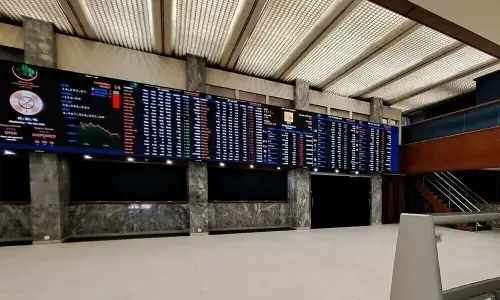 Selling continues at bourse, KSE-100 sheds nearly 1,500 points