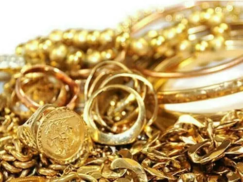 Gold at over one-week low as dollar, yields climb, ME tensions stoke inflation