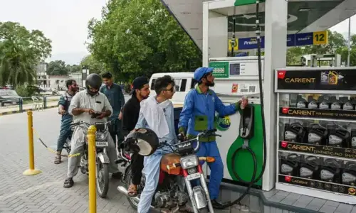 حکومت نے پیٹرول اور ڈیزل کی قیمتوں میں 22 روپے فی لیٹر کمی کر دی