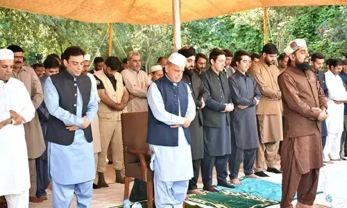 PM offers Eid prayers in Lahore PM offers Eid prayers in Lahore