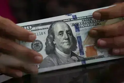 خلیج میں کشیدگی کے باعث ڈالر دو ماہ کی بلند ترین سطح پر برقرار
