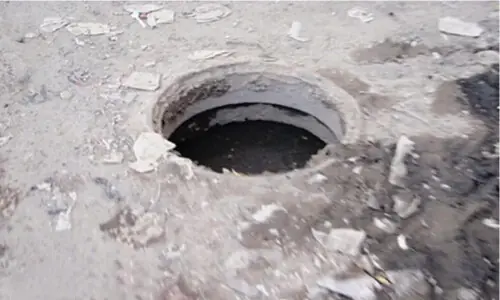 Manhole incident: Minister for arrest of contractor
